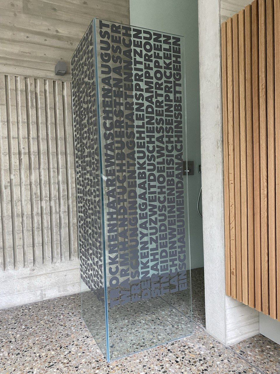 Glasdusche mit vollflächiger Typografie aus Folie