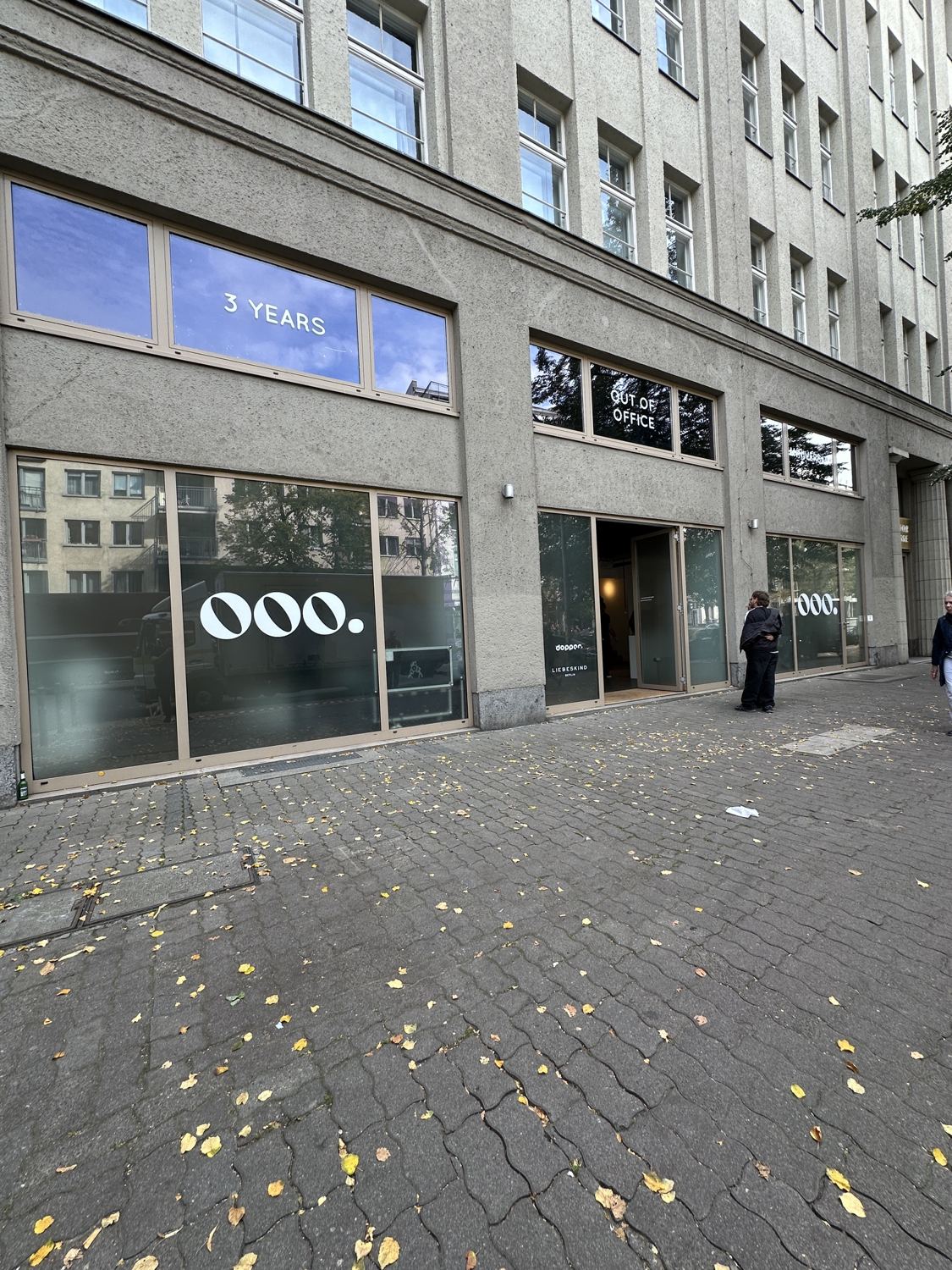 Ladenfassade mit beschrifteten Schaufenstern und Oberlichtern