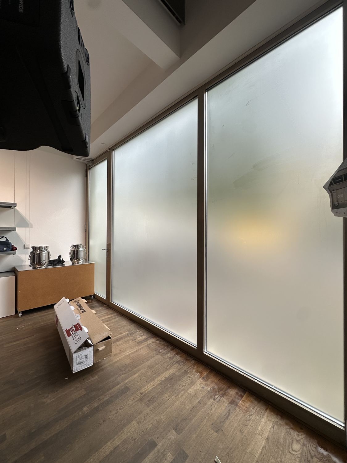 Raumhohe Glasfront mit Milchglasfolie in einem Showroom