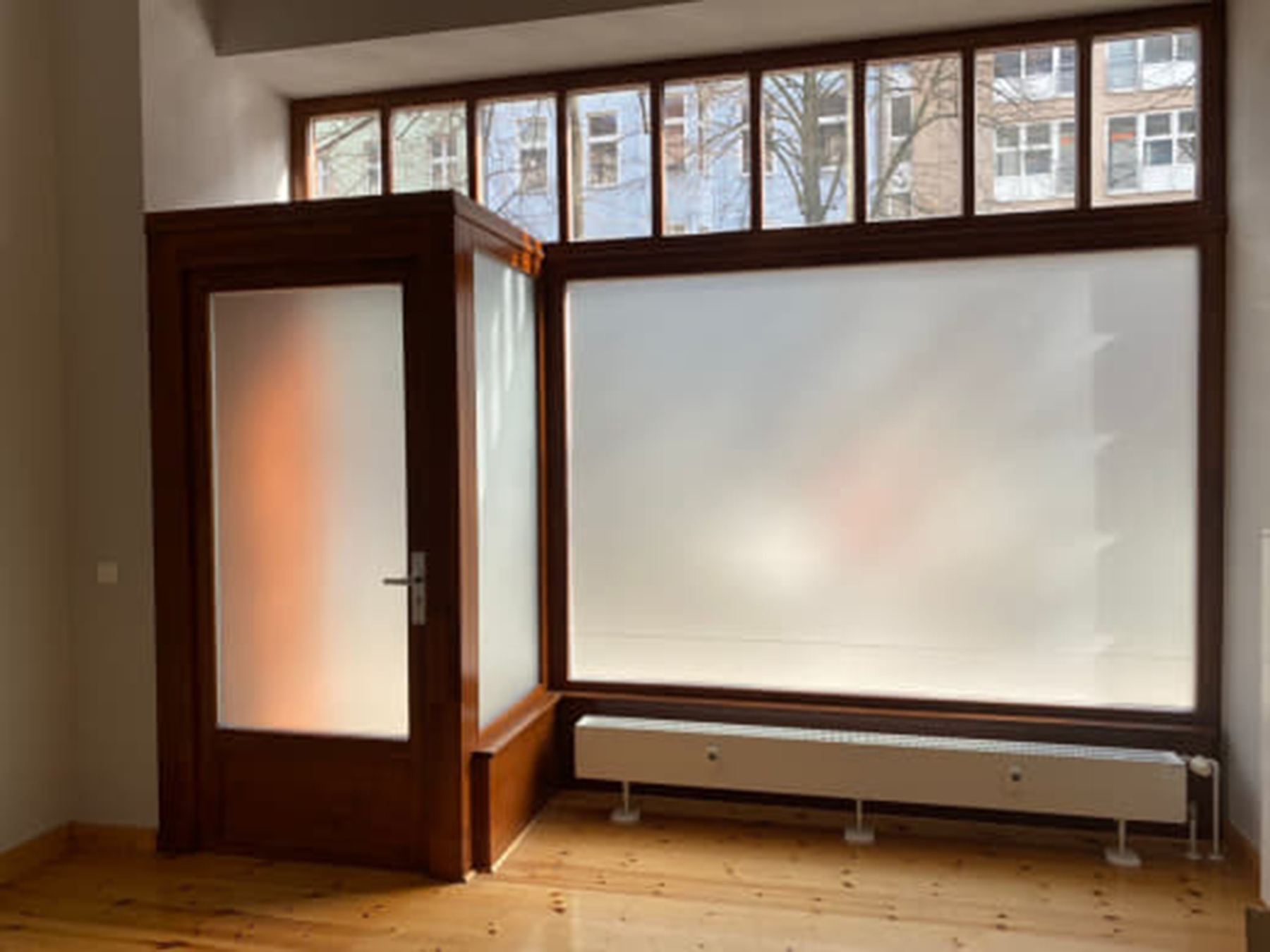 Milchglasfolie auf Schaufenster und Tür einer Ladenfläche im Altbau, Berlin
